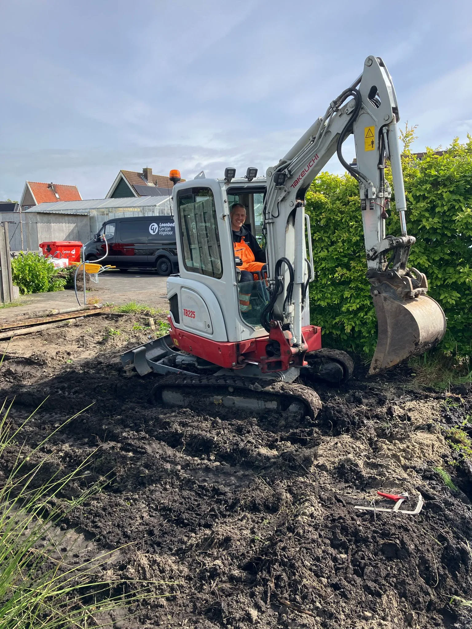 Minigraver aan het werk voor kleingraafwerk en schoeiingswerk