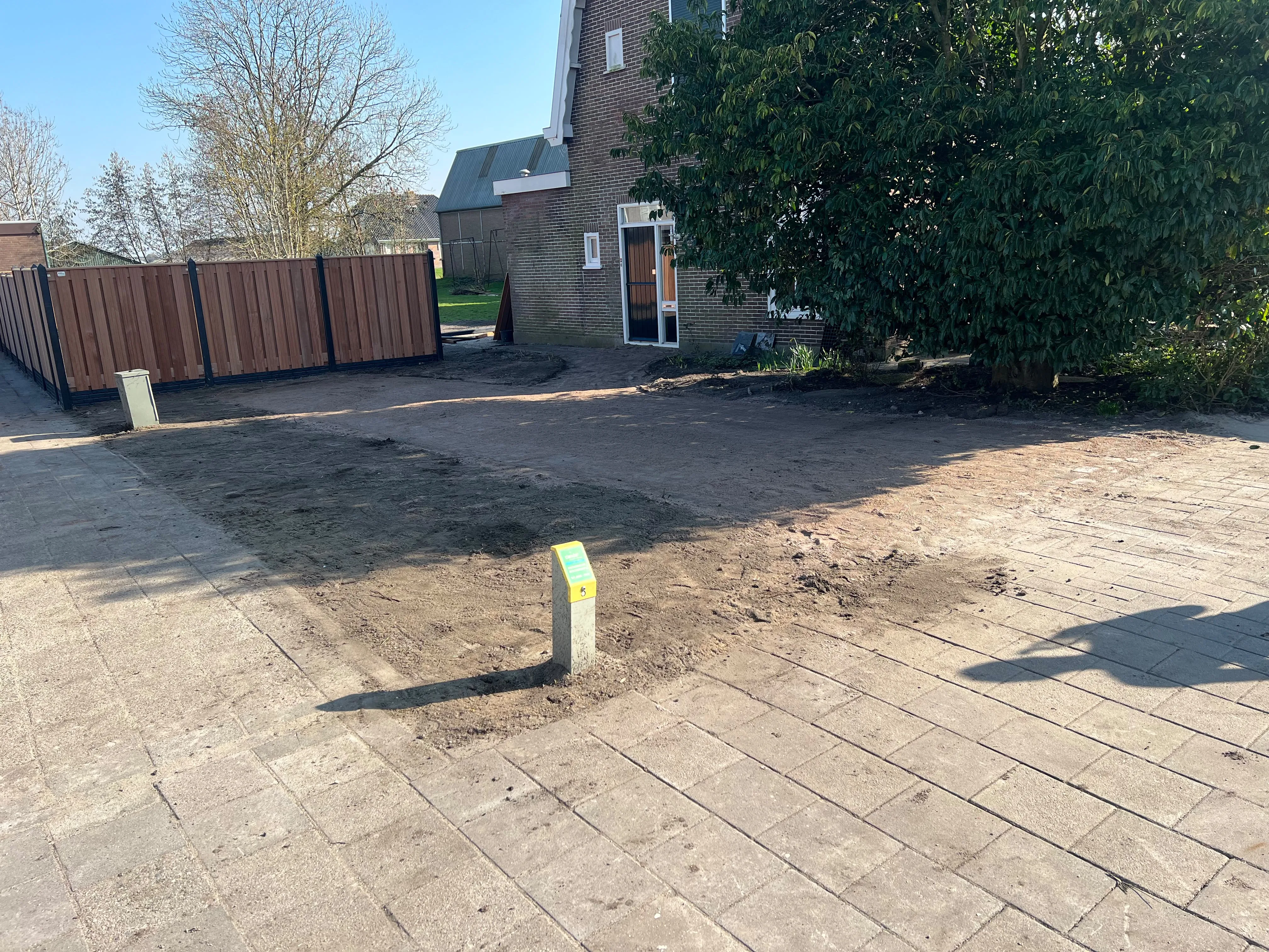 Boomstronk verwijderen met minigraver