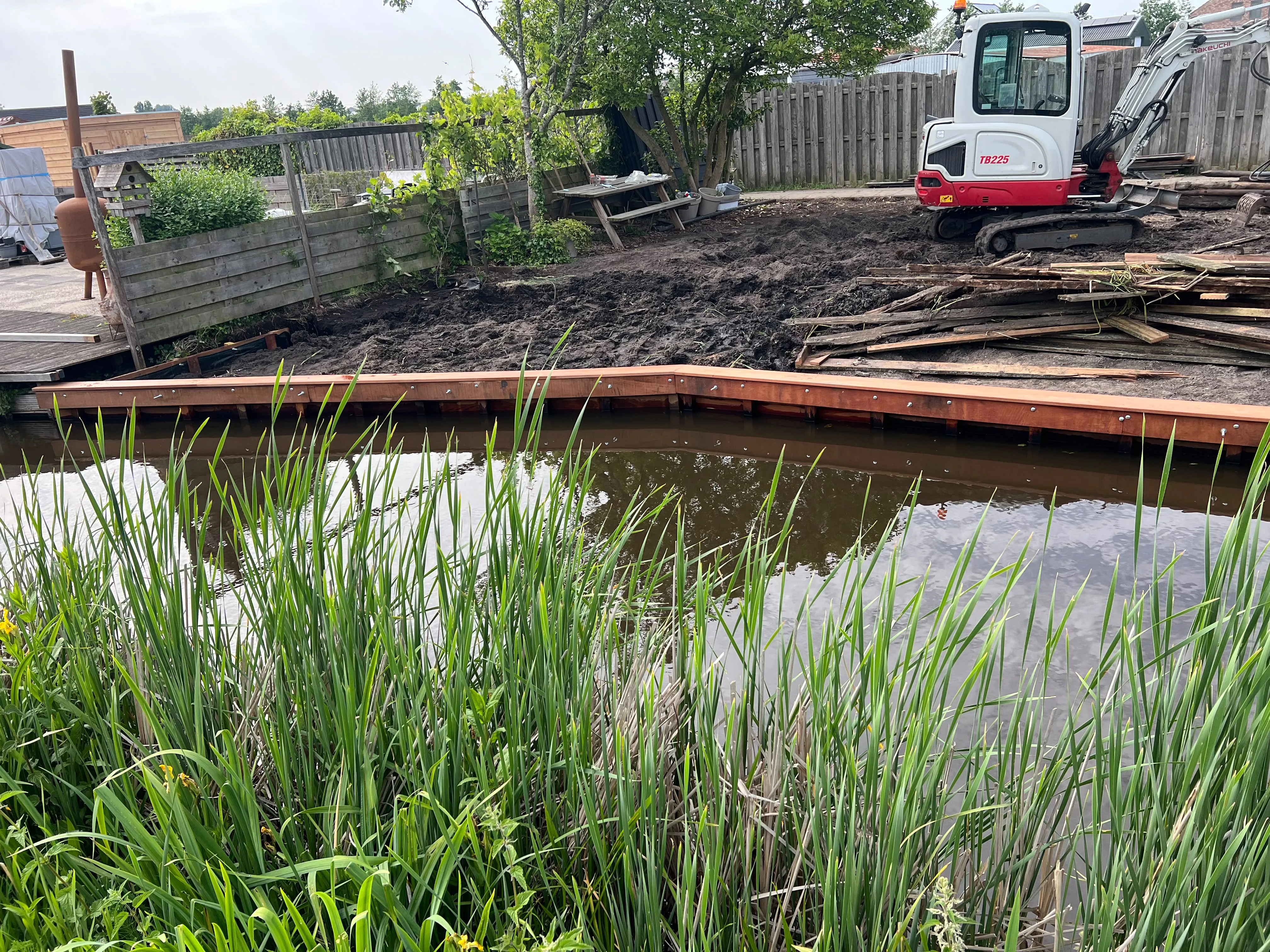 Nieuwe beschoeiing langs het water